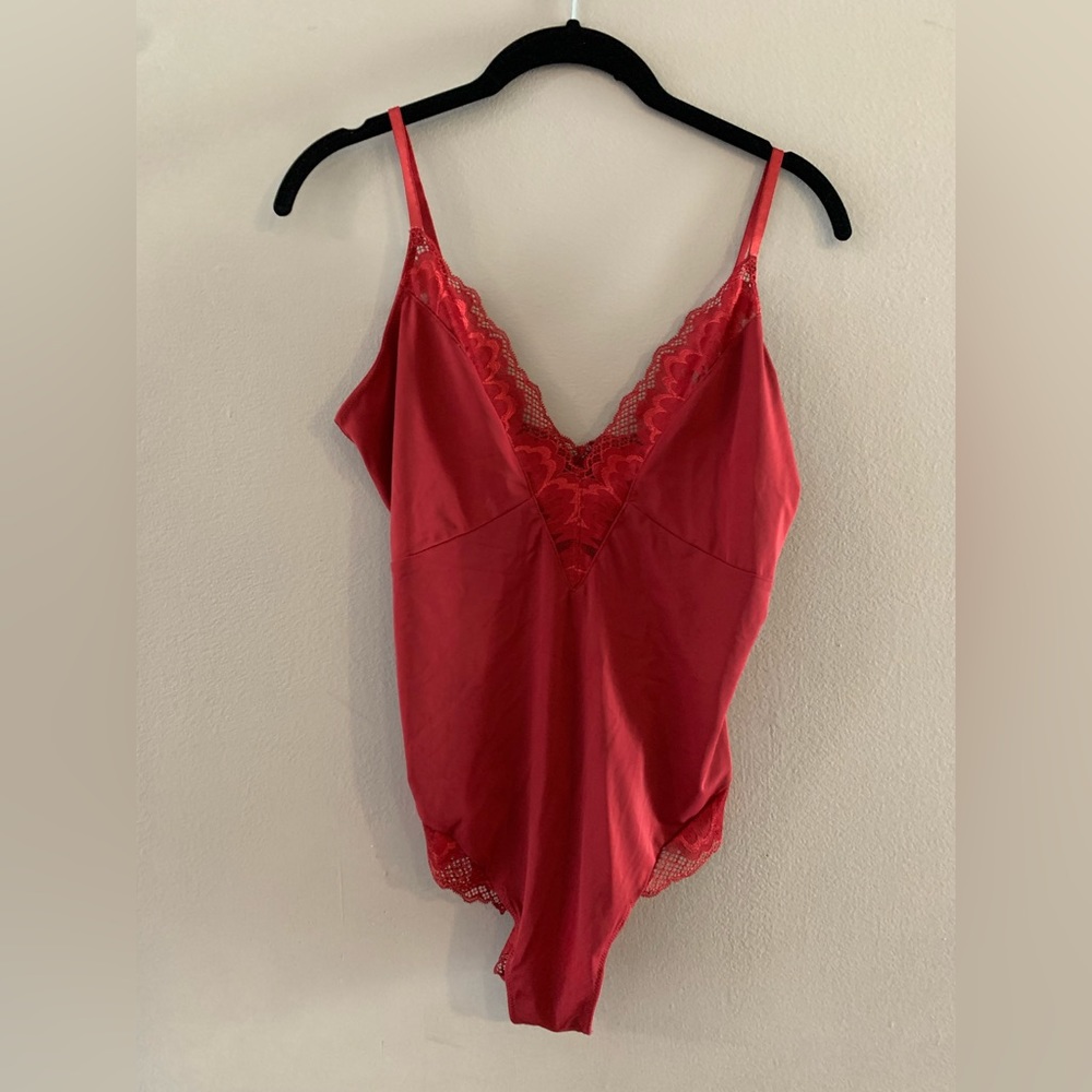 True & Co Lingerie Soft Lace Bodysuit red sz large NWT
